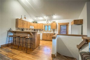 Stovetop, dishwasher, cookware/dishes/utensils, dining tables