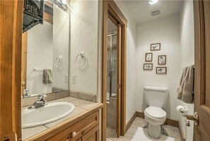 Bathroom - Latigo Loop 1700 (Steamboat Springs)