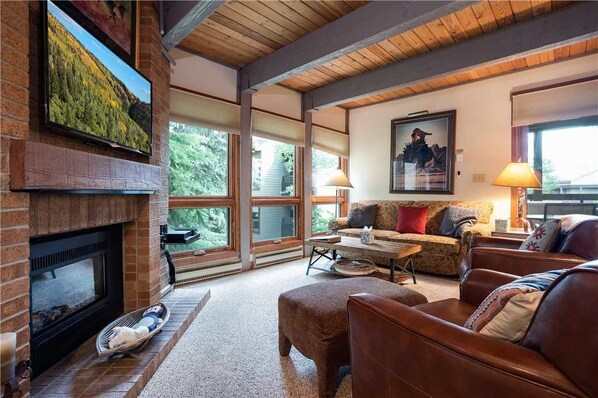 Televisión de pantalla plana y chimenea 