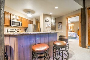 爐台、洗碗機、鍋具/餐盤/廚房用品、餐桌