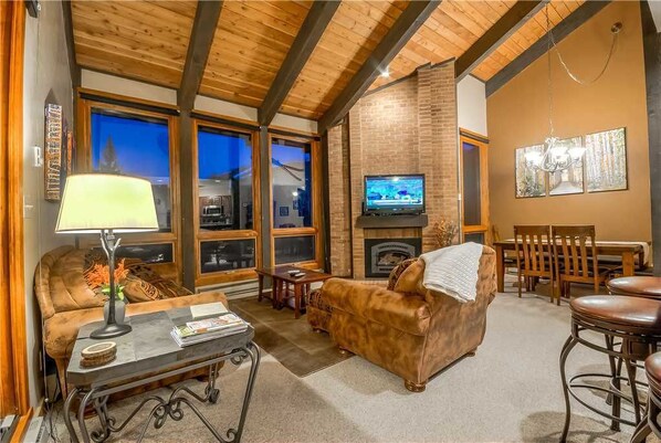 平面電視、壁爐、書籍