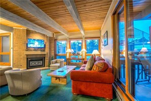 TV, fireplace - Lodge D 101 (Steamboat Springs)