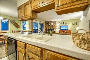 Mikroaaltouuni, liesi, astianpesukone