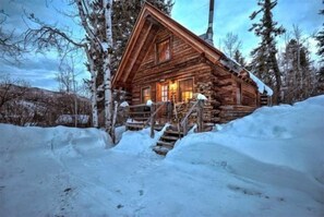 Majoituspaikan julkisivu illalla/yöllä