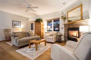 Flat-screen TV, fireplace - Mustang Run 1D (Steamboat Springs)
