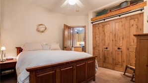 3 bedrooms, desk