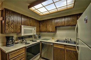 Fridge, microwave, stovetop, dishwasher - Ptarmigan House 28 (Steamboat Springs)