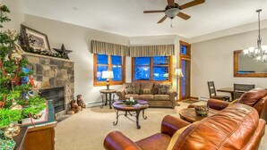 Flat-screen TV, fireplace, DVD player - Moraine 1588 (Steamboat Springs)