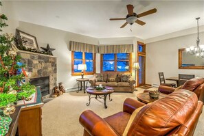 TV de tela plana, lareira, DVD player