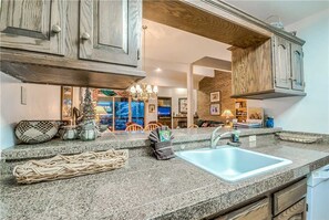 爐台、洗碗機、鍋具/餐盤/廚房用品