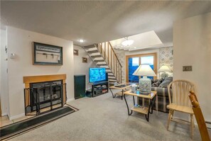 Télévision à écran plat, cheminée