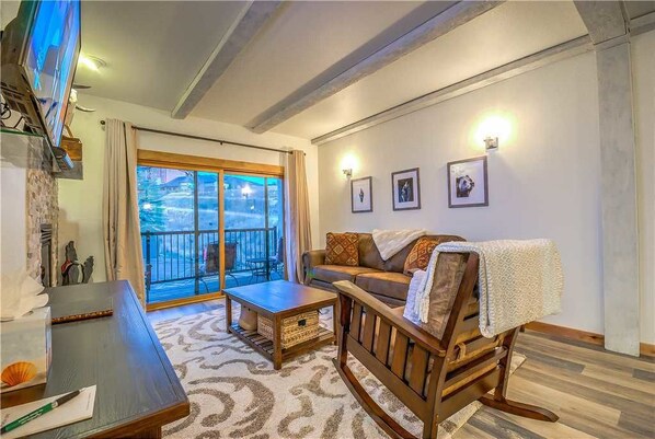 Televisión y chimenea