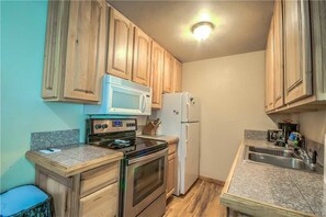 Stovetop, dishwasher, cookware/dishes/utensils, dining tables - Ski Inn 234 (Steamboat Springs)