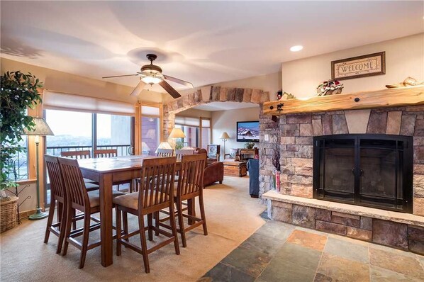 تناول الطعام داخل الغرفة