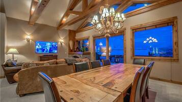 TV layar datar dan perapian