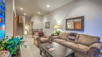 Flat-screen TV, fireplace