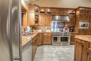 Stovetop, dishwasher, cookware/dishes/utensils - Soaring Eagle Chalet (Steamboat Springs)