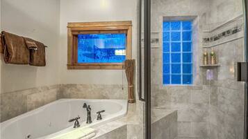 Deep soaking bathtub