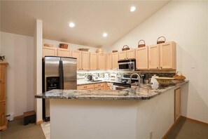 Stovetop, dishwasher, cookware/dishes/utensils