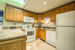 Stovetop, dishwasher, cookware/dishes/utensils, dining tables - Storm Meadows C 320 (Steamboat Springs)