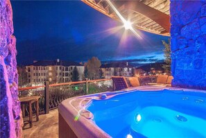 Outdoor spa tub - Owl Lodge (Steamboat Springs)