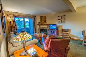 Televisión de pantalla plana y chimenea 