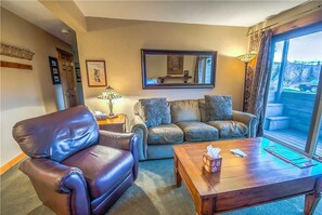 Een flatscreentelevisie en een open haard