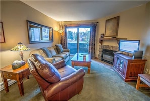 Een flatscreentelevisie en een open haard