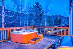 Outdoor spa tub - Snowbird Chalet (Steamboat Springs)
