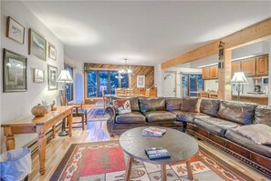 Flat-screen TV, fireplace - Snowbird Chalet (Steamboat Springs)