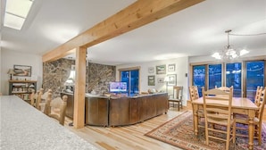 Flat-screen TV, fireplace - Snowbird Chalet (Steamboat Springs)