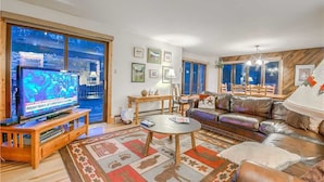 Flat-screen TV, fireplace - Snowbird Chalet (Steamboat Springs)