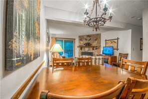 Ruokailu omassa huoneessa