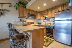 Stovetop, dishwasher, cookware/dishes/utensils, dining tables