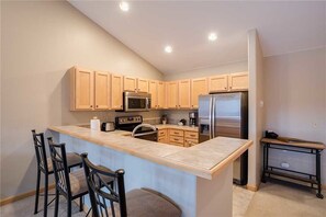 Stovetop, dishwasher, highchair, cookware/dishes/utensils