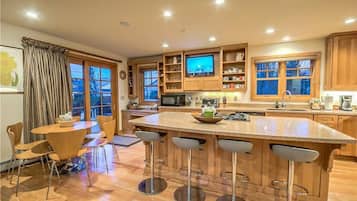 Stovetop, dishwasher, cookware/dishes/utensils, dining tables