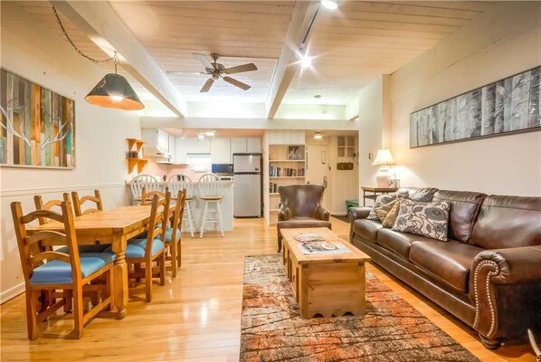 Flat-screen TV, fireplace - Storm Meadows A 117 (Steamboat Springs)
