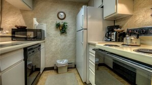 Stovetop, dishwasher, cookware/dishes/utensils, dining table - Rockies 2235 (Steamboat Springs)