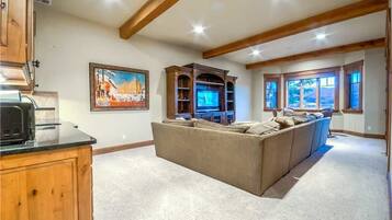 TV layar datar dan perapian