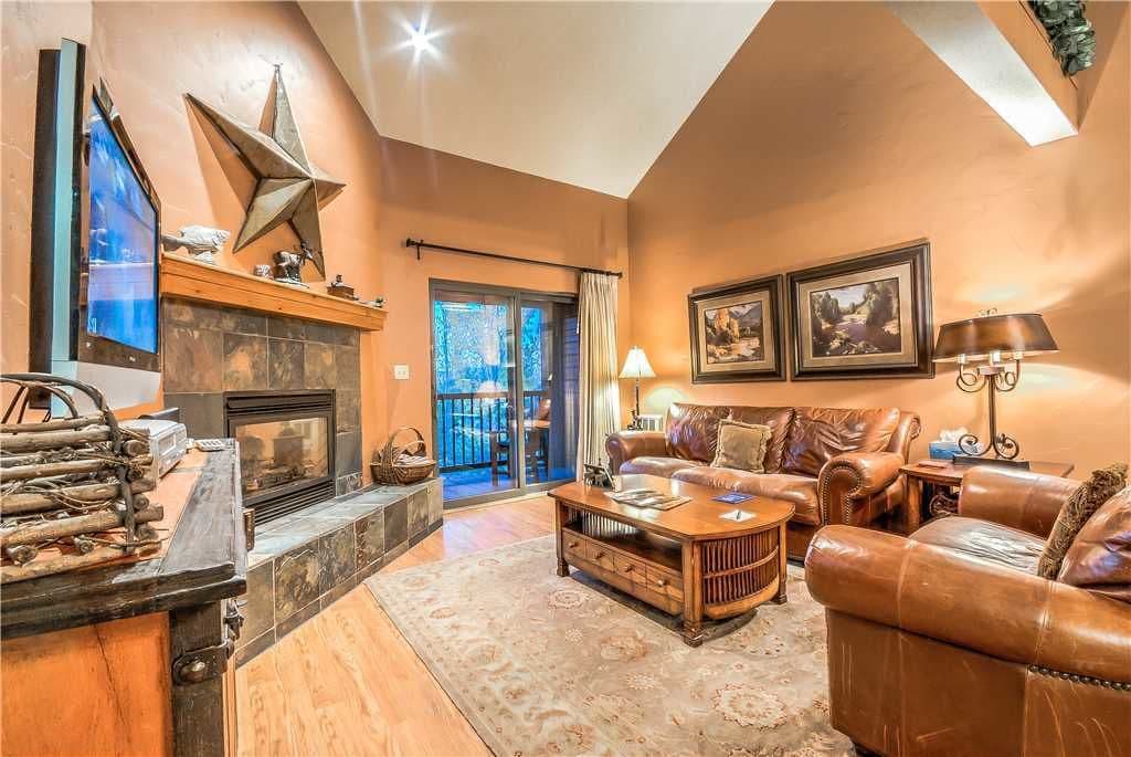 TV layar datar dan perapian