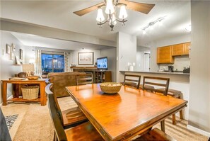 客室内のダイニングエリア