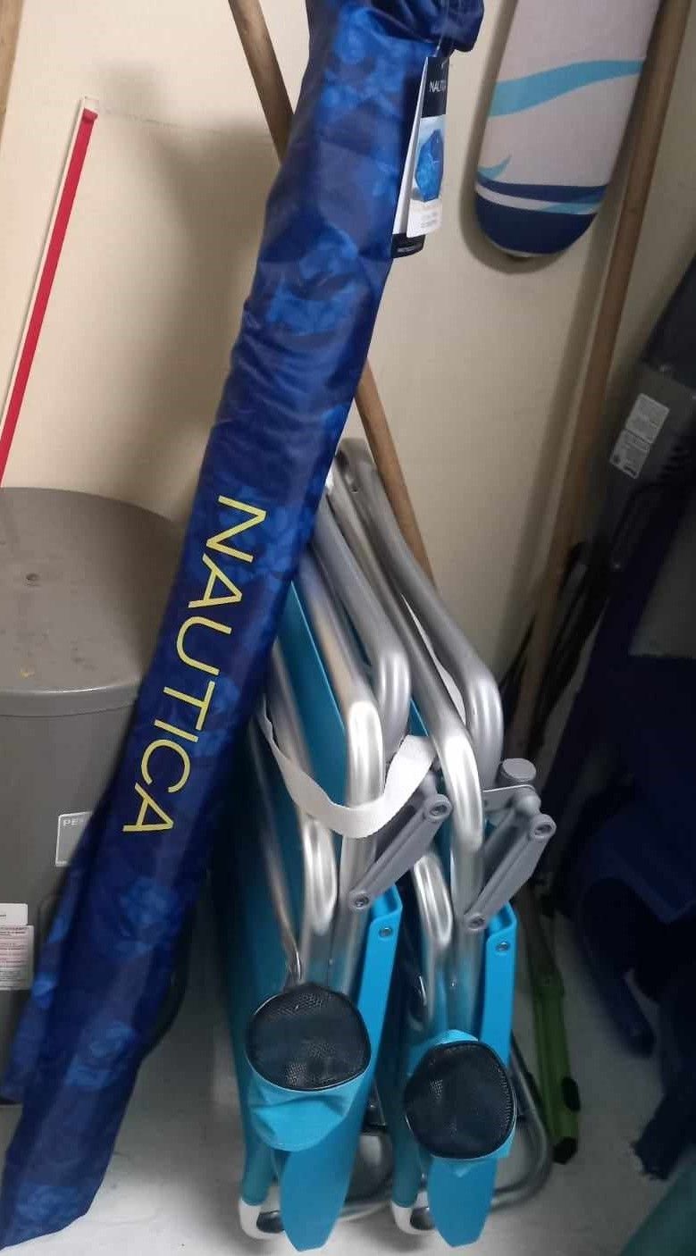 Ein blaues, an Schiffe erinnerndes Objekt mit dem Schriftzug "NAUTICA", daneben ein Satz silberner und blauer Metallwerkzeuge, möglicherweise zum Reinigen oder zur Wartung.