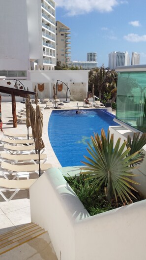 2 piscinas al aire libre, sombrillas, sillones reclinables de piscina