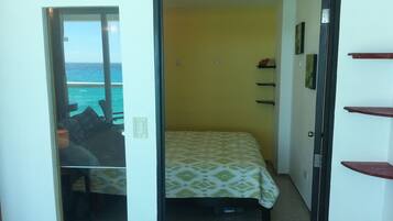 Familieleilighet, 1 soverom, tekjøkken, havutsikt | 1 soverom, senger med overmadrass og individuelt dekorert