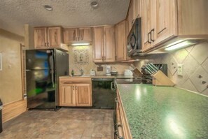 موقد طهي مسطح، غسالة أطباق، مستلزمات طهي/أطباق/أوعية، مائدة طعام