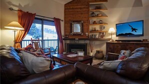 Flat-screen TV, fireplace, DVD player - Timber Run 401 (Steamboat Springs)