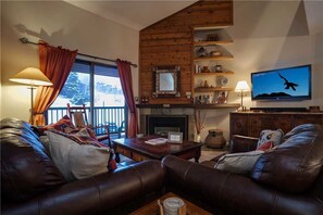 Flat-screen TV, fireplace, DVD player - Timber Run 401 (Steamboat Springs)