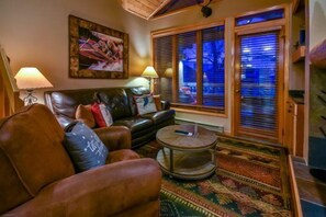TV, fireplace - Trappeurs Lodge 1308 (Steamboat Springs)
