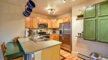 Dishwasher, cookware/dishes/utensils, spices