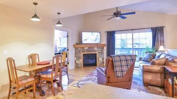 Flat-screen TV, fireplace, Netflix, streaming services